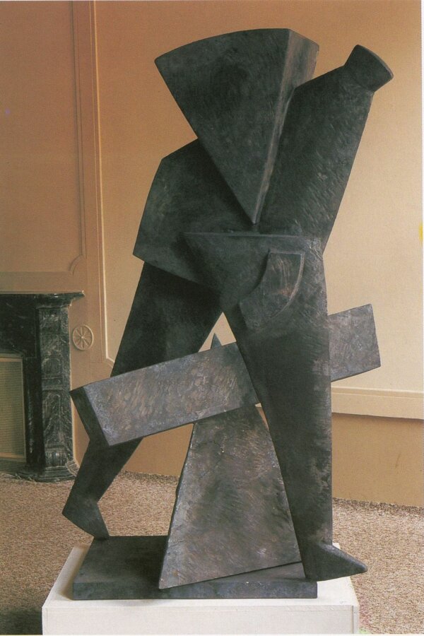 pohlednice s dílem Petra Císařovského: Velký pád (1991), výška 182 cm; foto: D. Vojtíšek